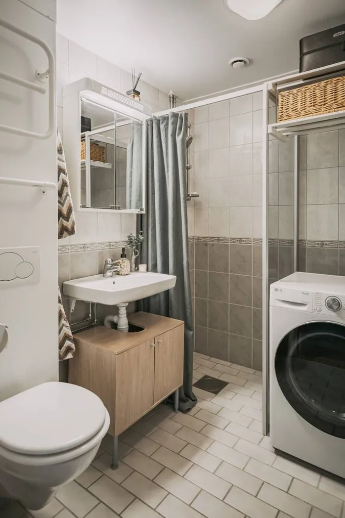 Bathrooms - Spacious 1-Bedroom Flat with Balcony in Lidköping