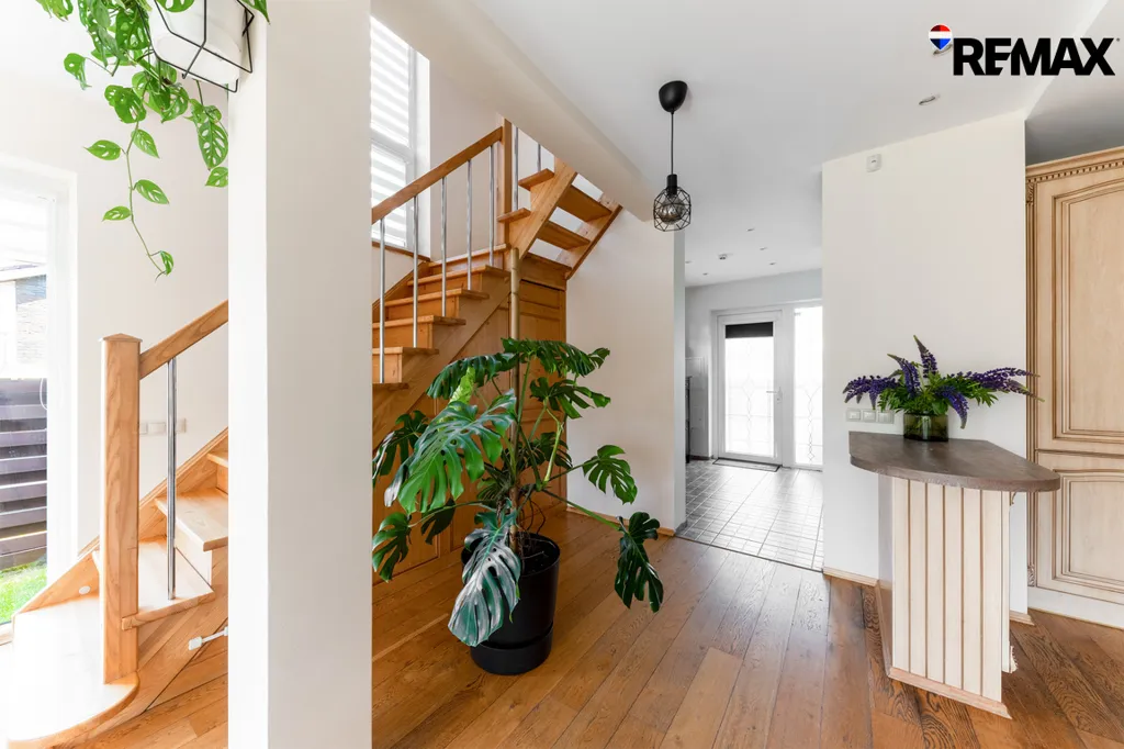 Esik - Spacious 3-Bedroom Cottage with Terrace in Tarandė