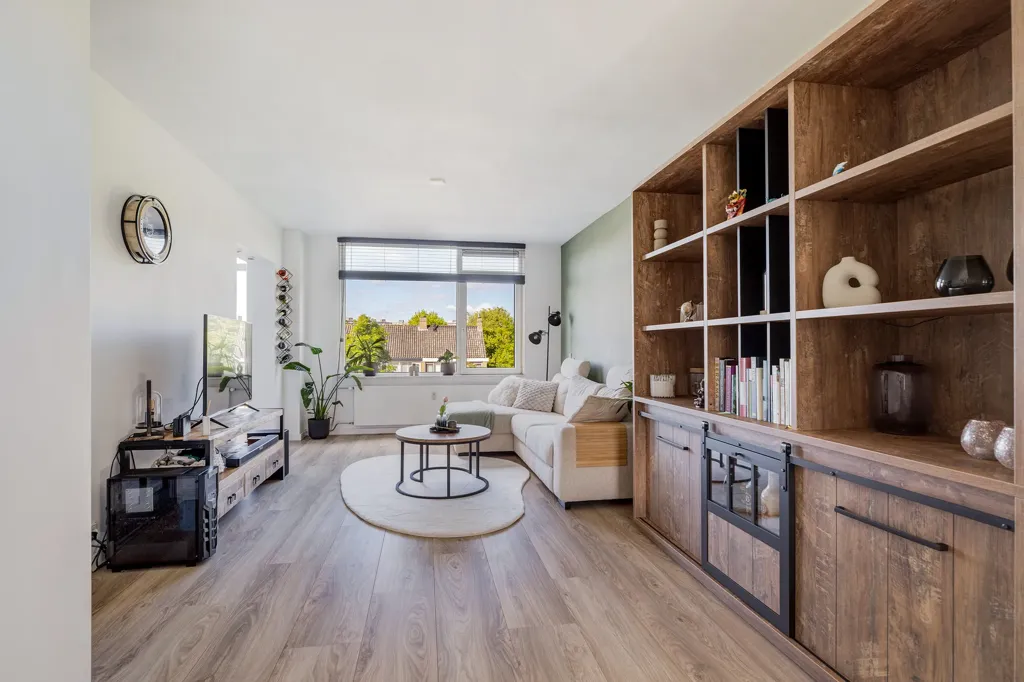 Elutuba - Corner Flat with West Balcony in Central Location