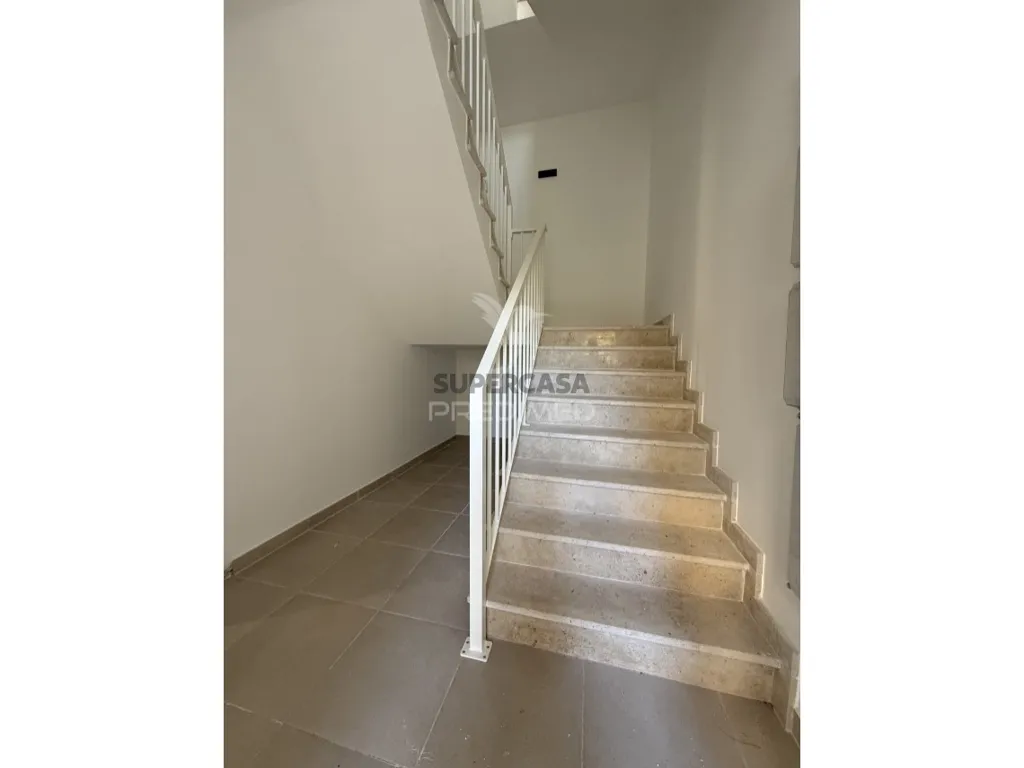 Pièces - Modern T2 Apartment with Garage in Alcanena