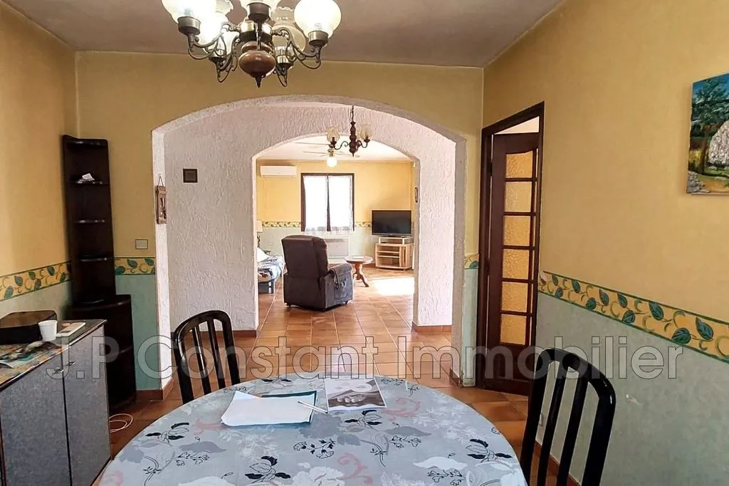 Söögituba - Single-Story Villa with Pool-Ready Land in La Ciotat