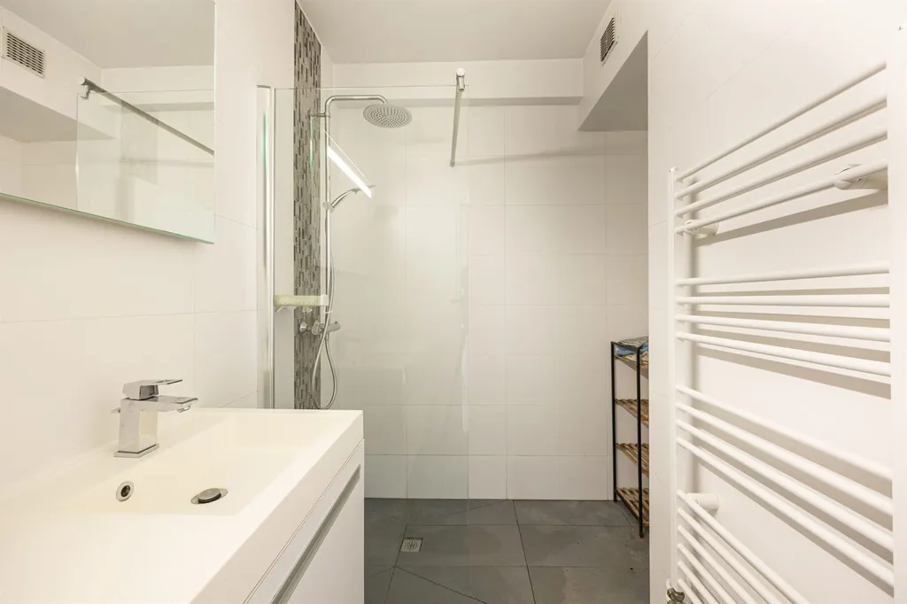 Bagni - Renovated Apartment with Terrace in Merksem