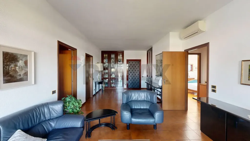 Séjour - Four-Bedroom Apartment with Balcony in Milan