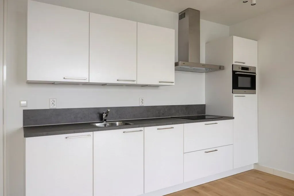 Köök - Unfurnished 2-Bedroom Apartment in Rotterdam