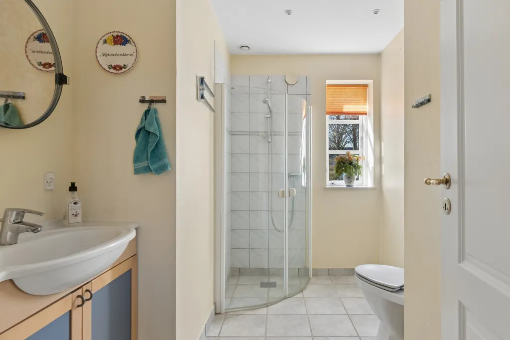 Bagni - Elevated Villa with Garden Views near Ellinge