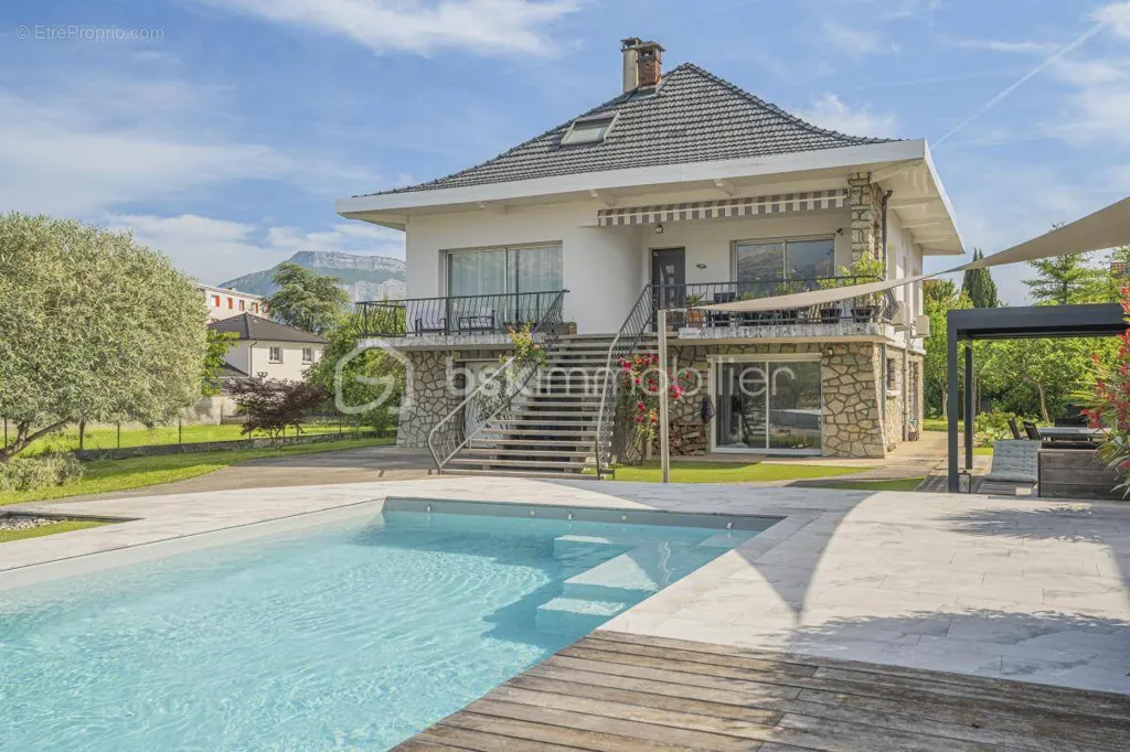 Piscine - Villa avec Piscine et Garage à Poisat
