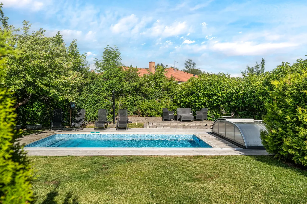 Bassein - Representative Villa with Pool in Edsviken, Sollentuna