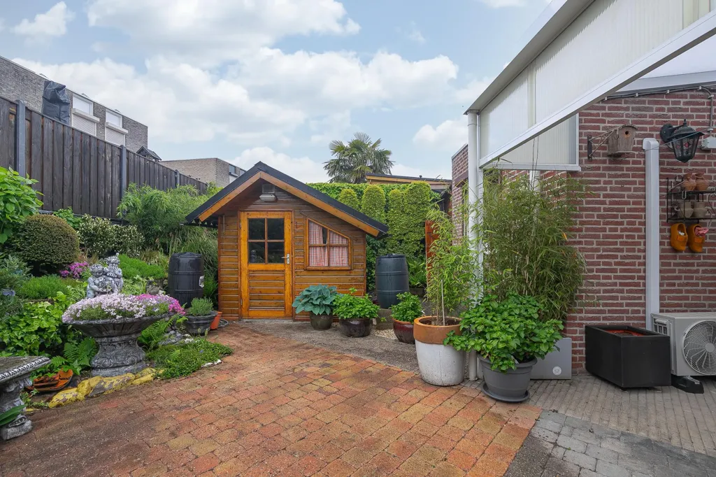 Aed - Bungalow with Solar Panels in Heerlen