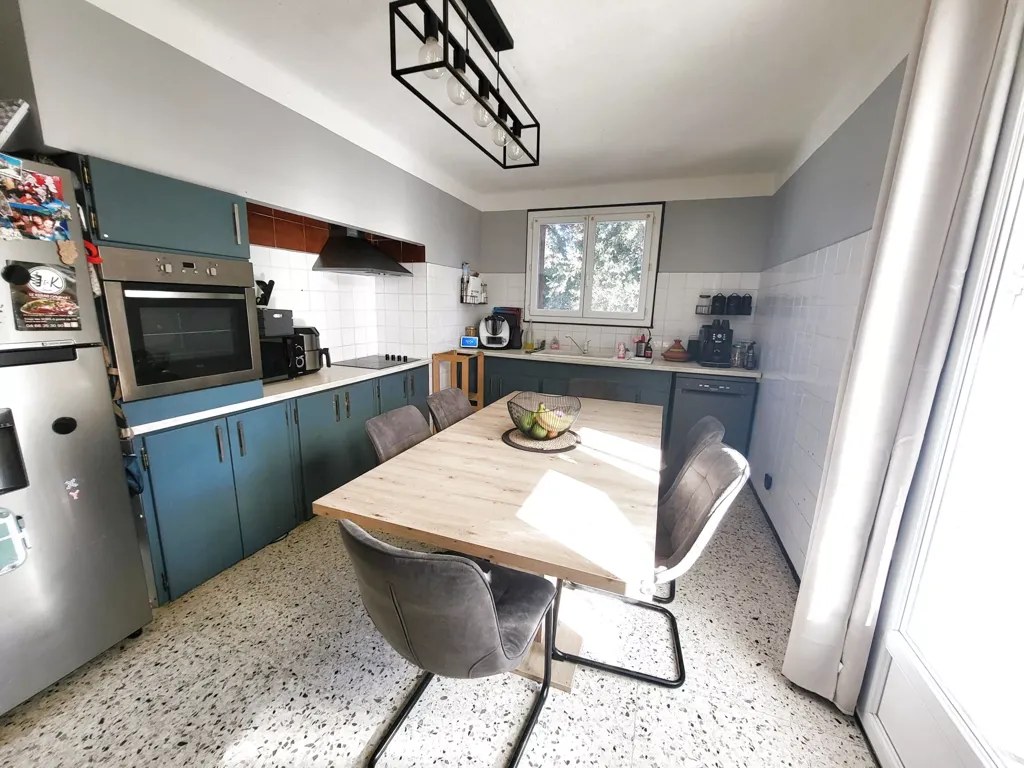 Köök - Spacious Villa with Garden in Quissac