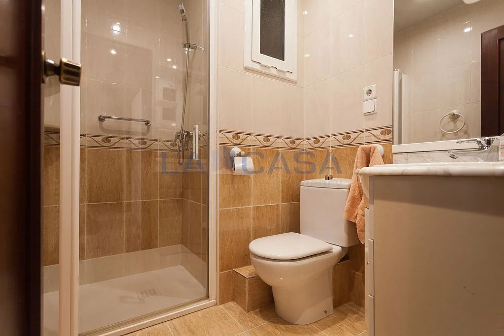 Vannitoad - Flat with Balcony in Camp del Arpa, Barcelona