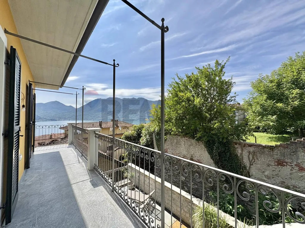 Terrass - Modern Attico with Lake View in Ghiffa