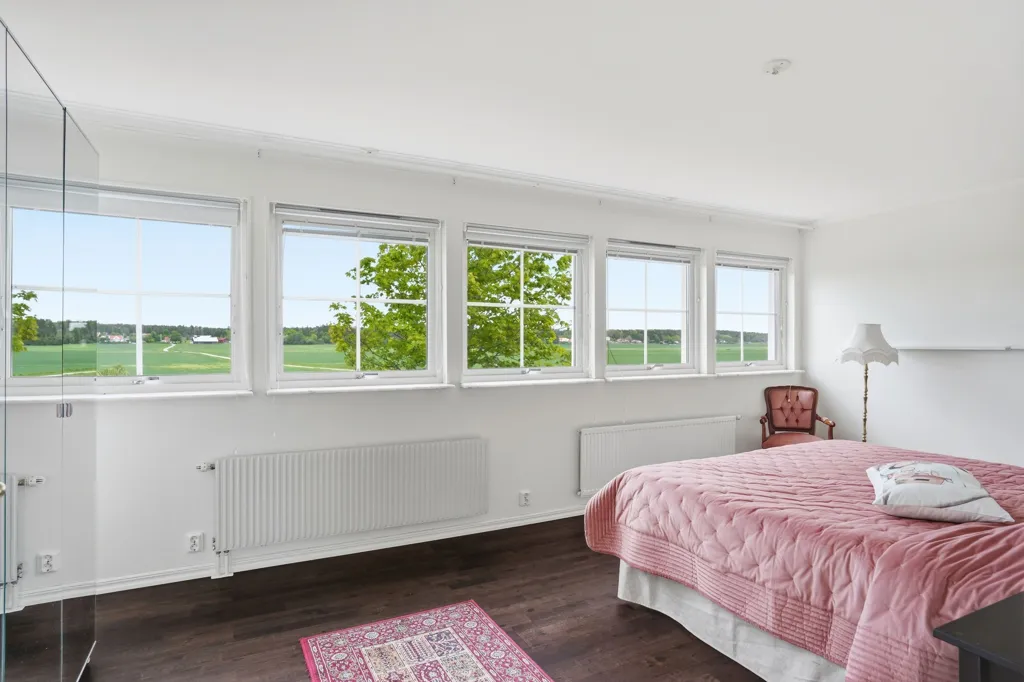 Magamistoad - Classical Manor-Style Villa with Open Views near Uppsala