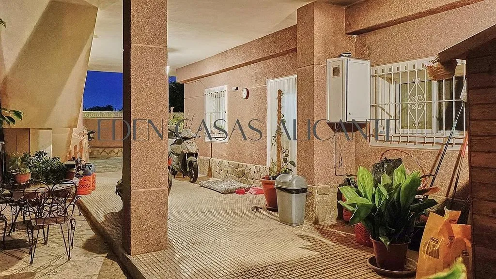 Terrass - Classic Chalet with Pool in Mutxamel