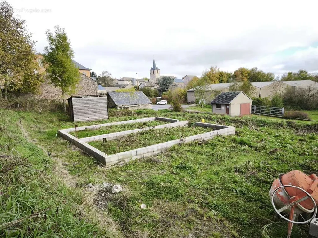 Aed - Constructible Plot in Curan, Aveyron
