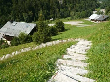 Garden - Apartment with Mountain and Forest Views in Arêches
