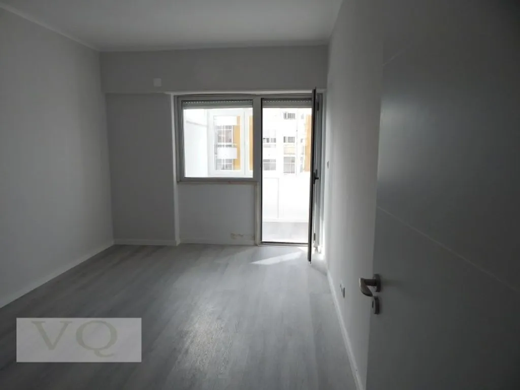 Pièces - Renovated Flat with Solar Orientation in Oeiras