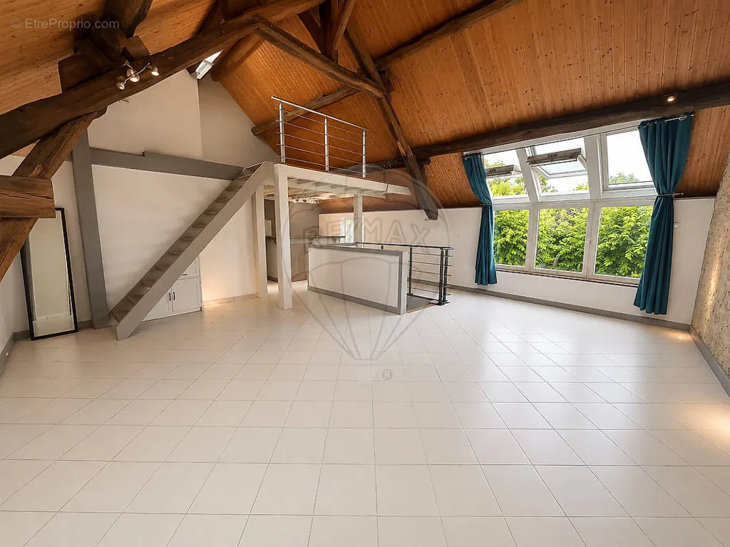 Stanze - Loft with Cathedral Ceiling near Senlis