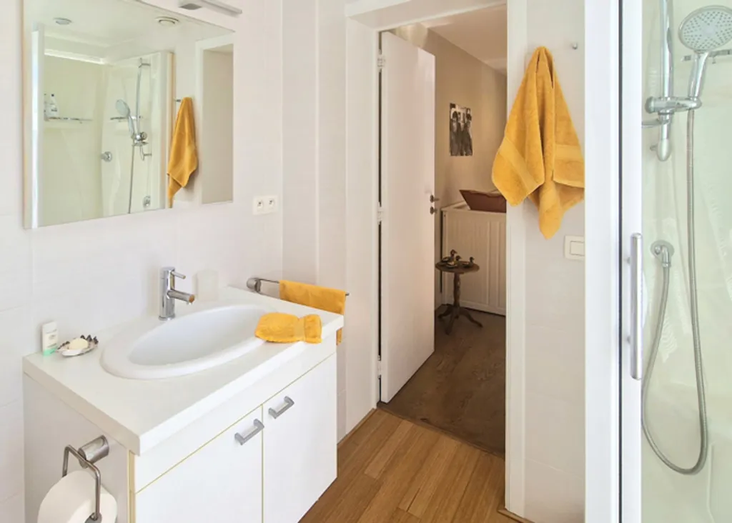 Bathrooms - Charmant House with Garden near Uccle