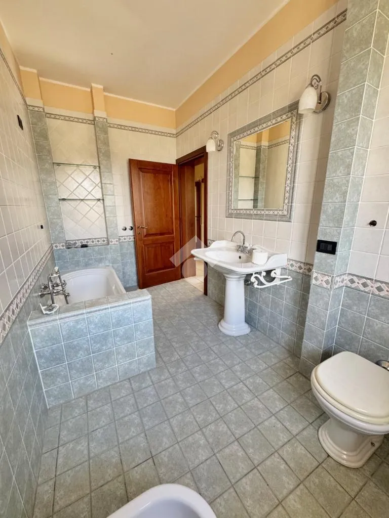Bathrooms - Bifamiliare Villa with Garden in Montelabbate
