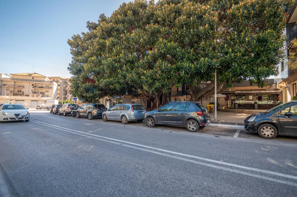 Extérieur - Commercial Space with 5 Windows in Siracusa