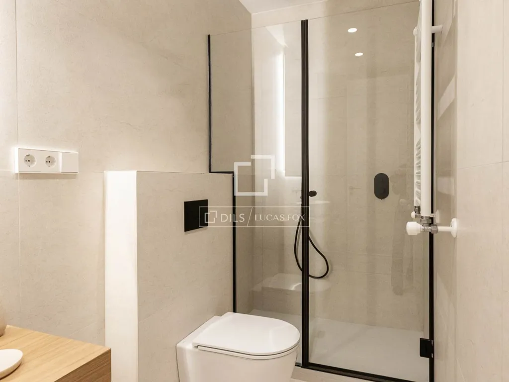 Bathrooms - Luxury Flat with High Ceilings in Salamanca
