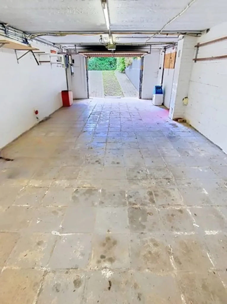 Garage - Maison à Rénover avec Terrasse à Overijse