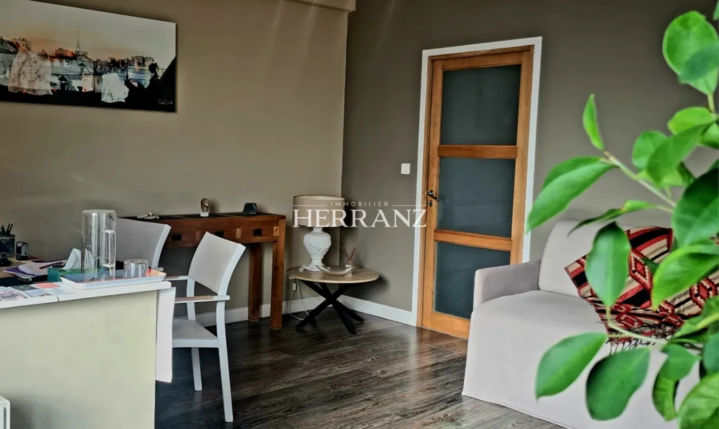Séjour - Appartement Rénové avec Garage à Pomerol