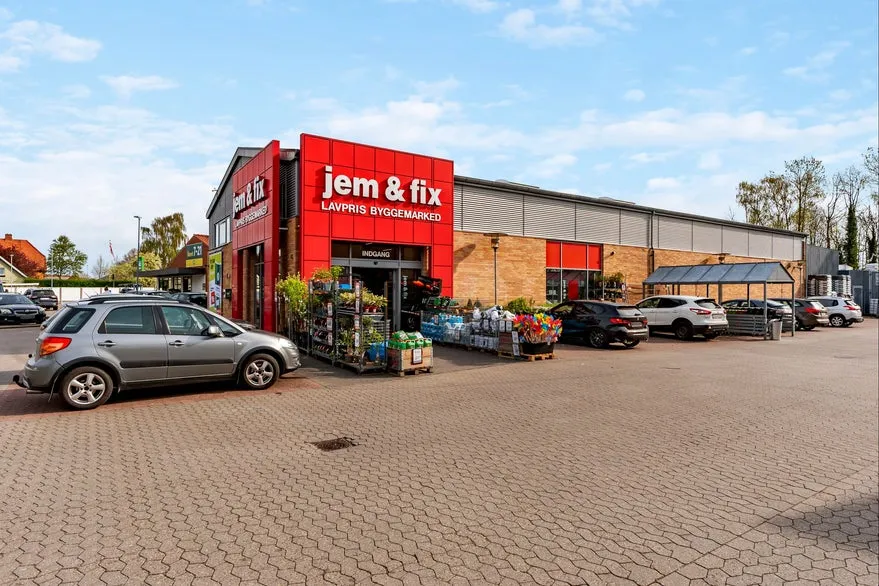 Garaaž - Retail Unit with Main Road Frontage in Otterup