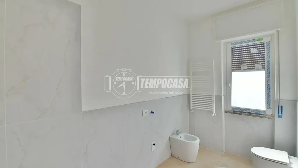 Salles de bain - Rear-Facing Apartment with Balcony in Cantù