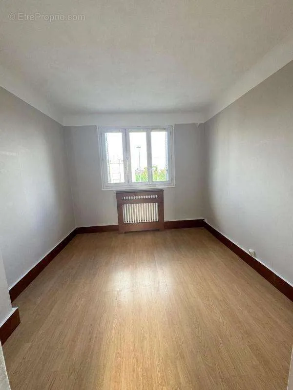 Pièces - Immeuble avec Terrasse et Parking au Blanc-Mesnil