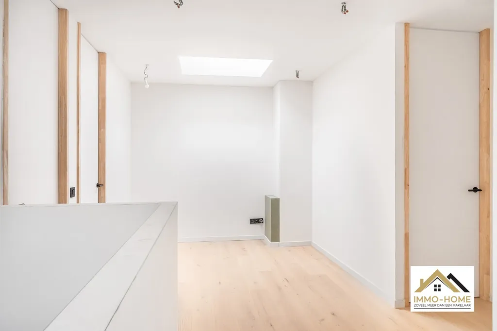 Esik - Modern House with Solar Panels near Lokeren