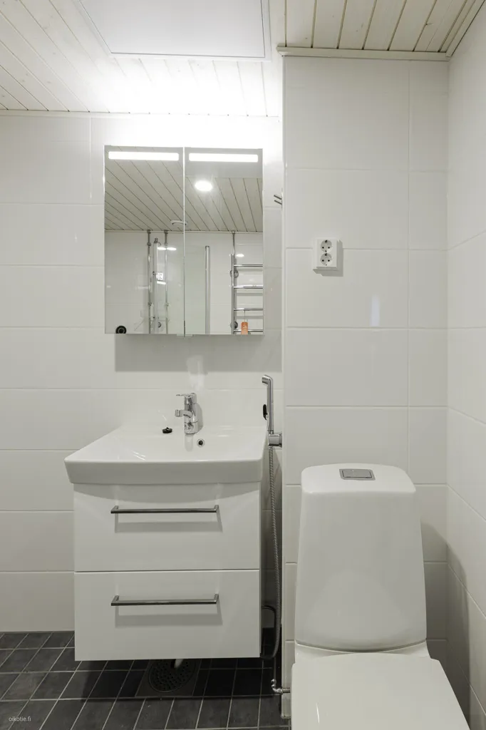 Salles de bain - Spacious Apartment with West-Facing Balcony in Tampere