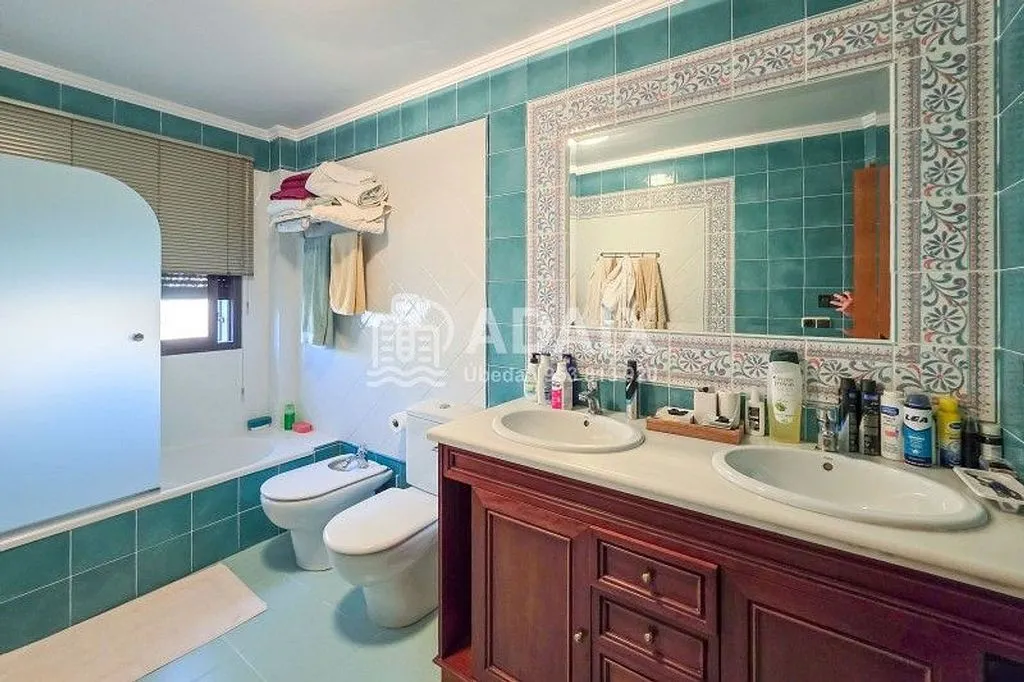 Bathrooms - Chalet with Pool in Baeza, Jaén