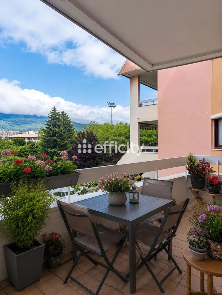 Terrace - Renovated Apartment with Terrace in Echirolles