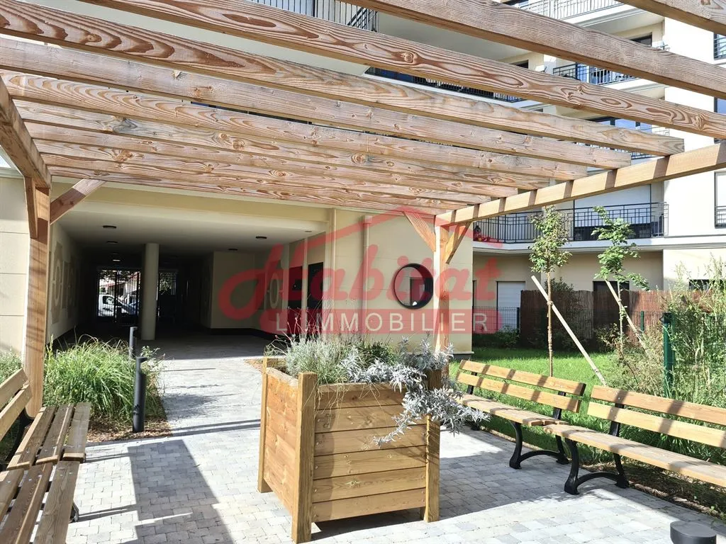 Terrass - New 3-Bed Flat with Parking in Chelles Centre