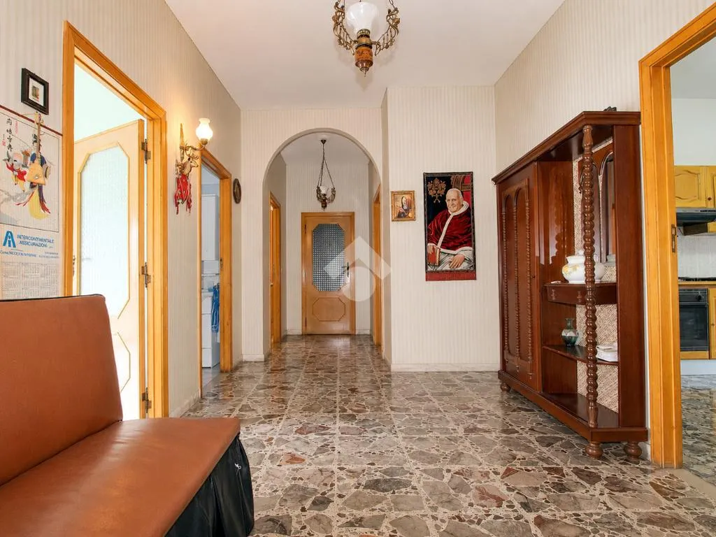 Entrée - 4-Bedroom Apartment with Garage in Lucera