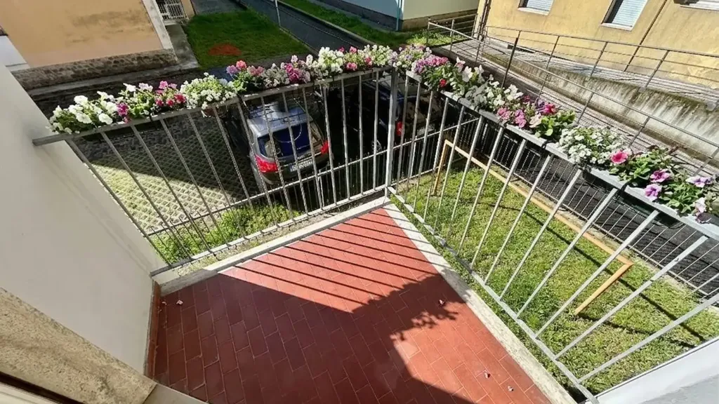 Balcon - Spacious Apartment with Balcony in Lovere