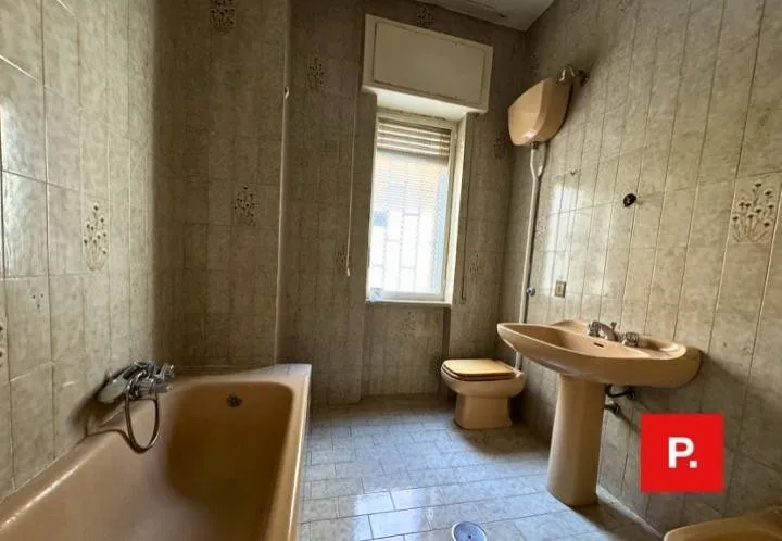 Salles de bain - Apartment for Renovation in Caserta Centre