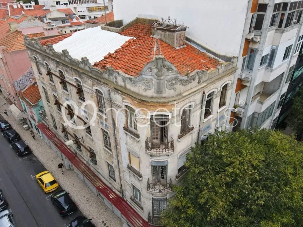 Vue aérienne - Building for Rehabilitation in Estefania, Lisbon