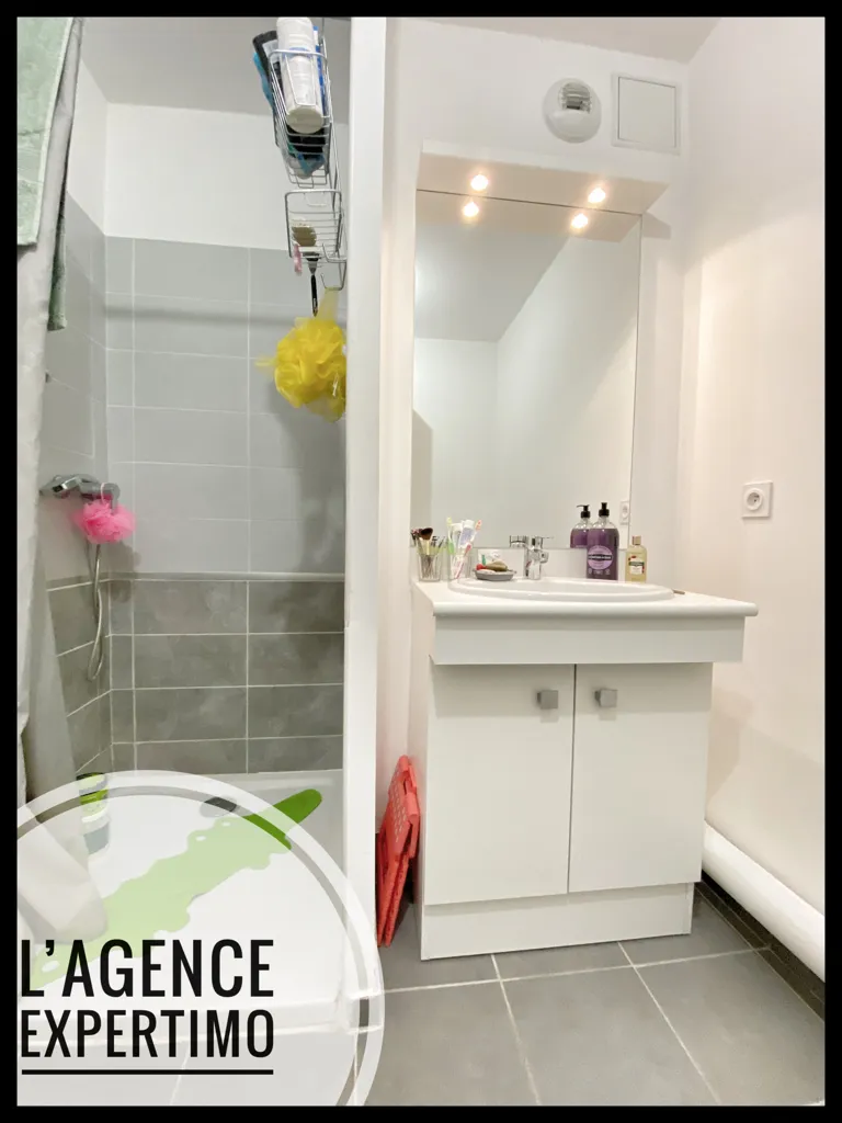 Salles de bain - Appartement T2 avec Terrasse dans Résidence Récente à Avignon