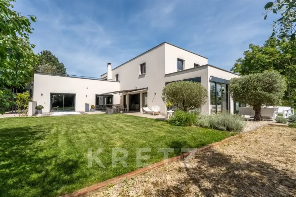 Extérieur - Villa Contemporaine avec Piscine à Saint-Just-Saint-Rambert