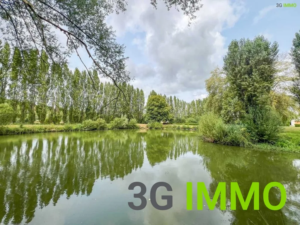 Jardin - Maison Traditionnelle avec Vue sur Plan d'Eau en Campagne