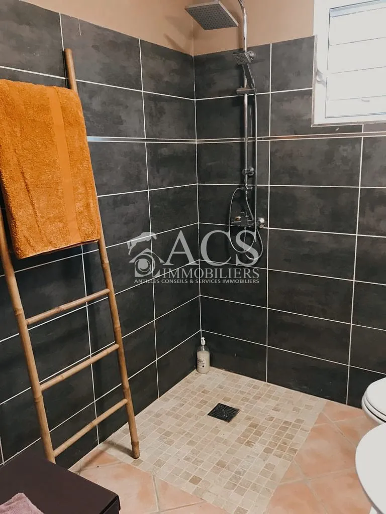 Salles de bain - Appartement Meublé avec Piscine au Quartier Wallon