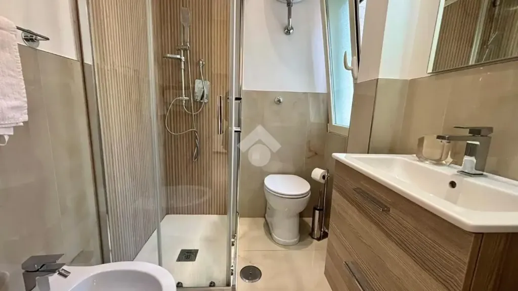 Salles de bain - Modern Flat with Balconies in Poggioreale, Naples