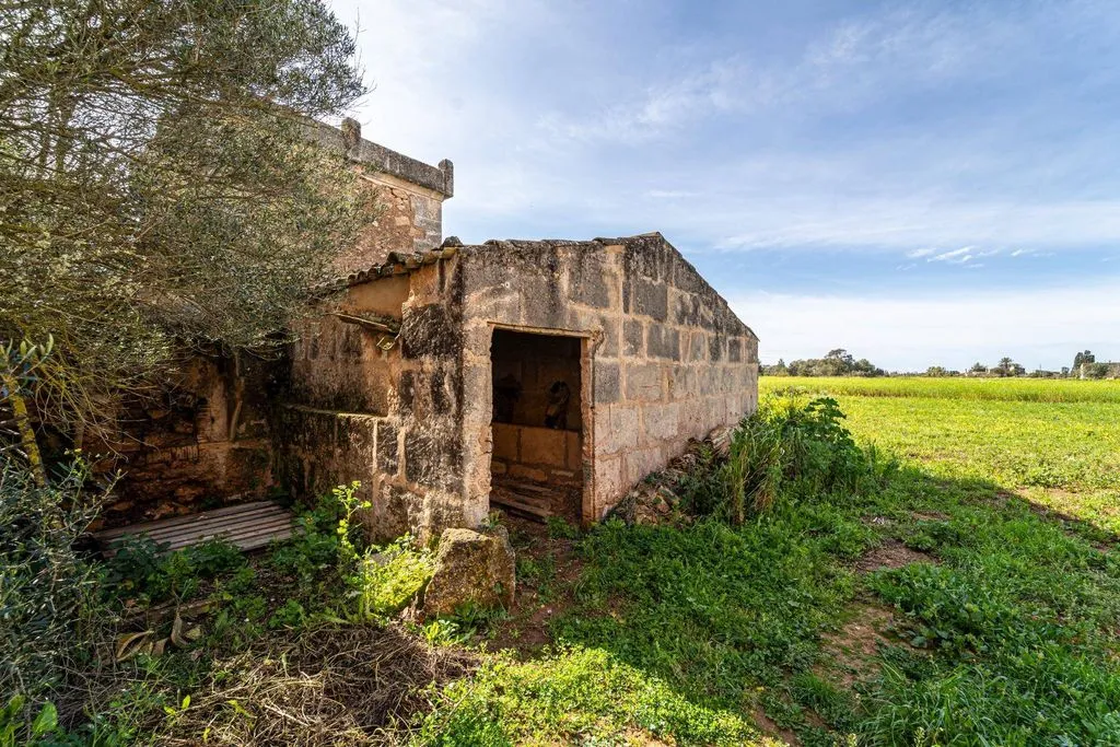 Exterior - Rustic Plot with Traditional Buildings in Campos
