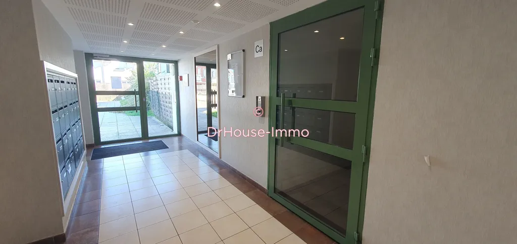 Esik - 2-Bed Apartment with Parking in Persan