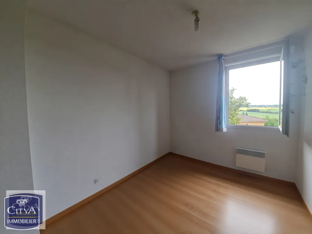 Rooms - Three-Bedroom House in Preignan