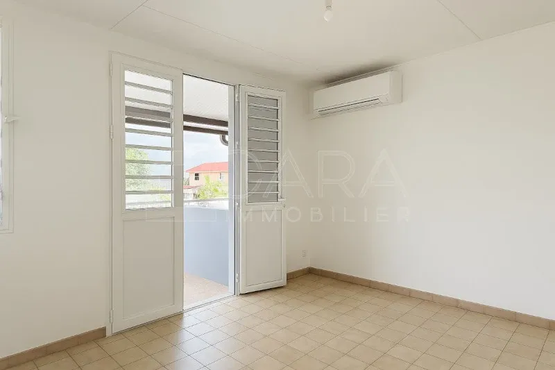 Rooms - 2-Bedroom Apartment with Balcony in Macouria