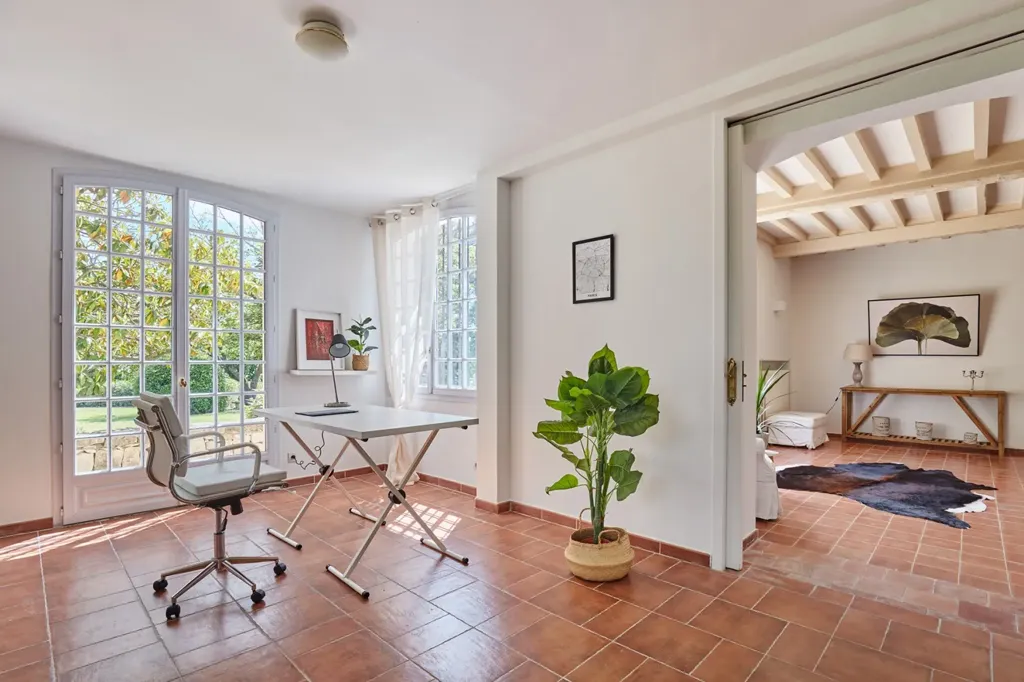 Office - Secure Reception Property with Pool in Aix-en-Provence