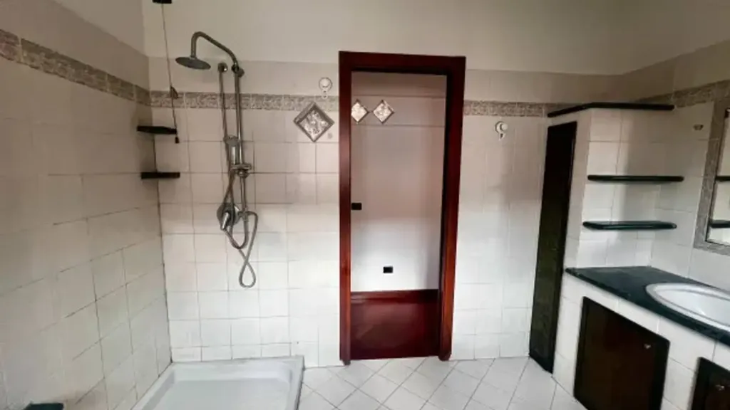 Salles de bain - Trilocale with Balcony in Romano di Lombardia